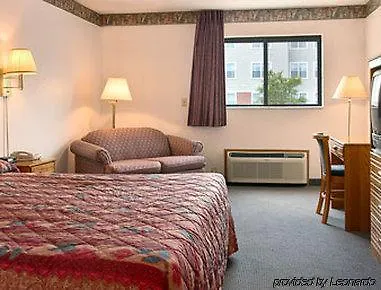 Hotel Super 8 By Wyndham I-90 Casino District Rockford