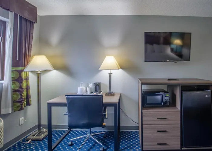 Super 8 By Wyndham I-90 Casino District Rockford