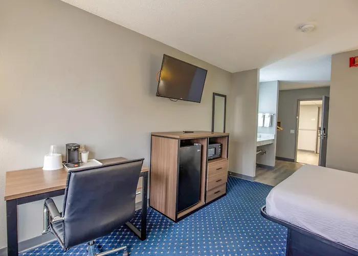 Hotel Super 8 By Wyndham I-90 Casino District Rockford